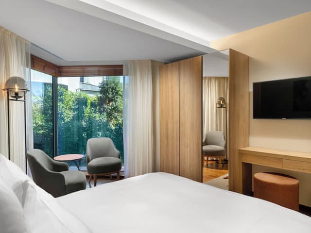 Room, 1 King Bed, Corner (Bosphorus View)