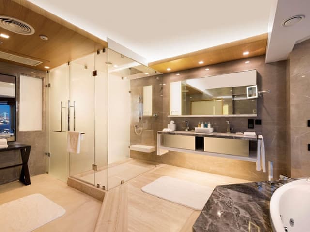 Suite, Jetted Tub with executive lounge access