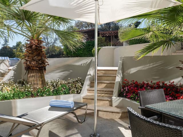 Room, 1 King Bed, Pool Access