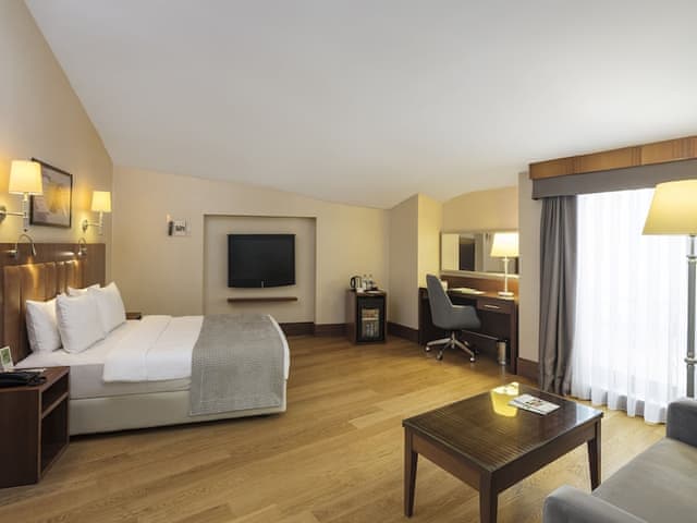 Suite, 1 Queen Bed, Balcony
