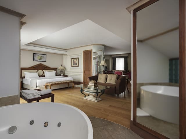 Suite, 1 King Bed, Balcony