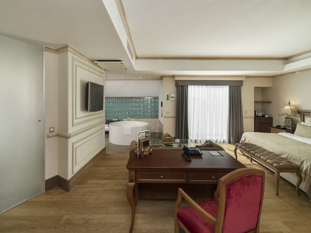 Suite, 1 King Bed, Balcony