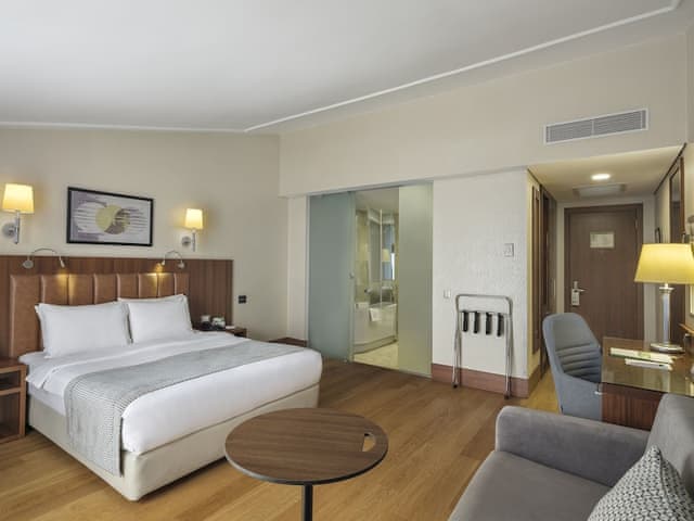 Suite, 1 Queen Bed, Balcony