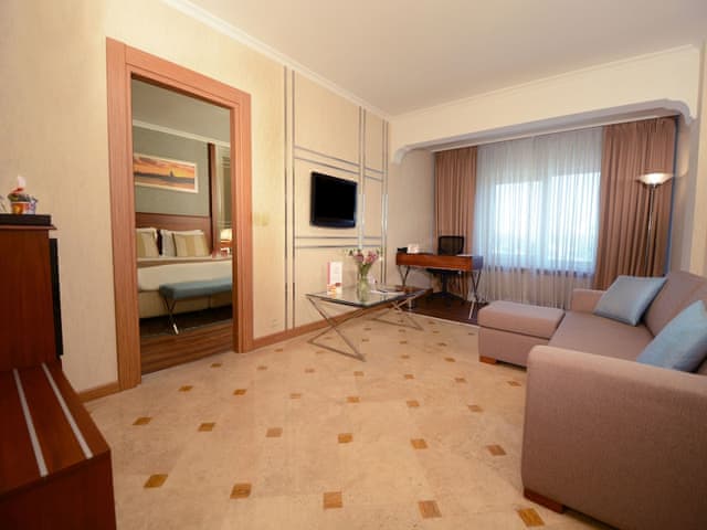 Junior Suite, 1 King Bed with Sofa Bed