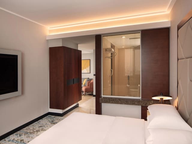 Club Suite, 1 King Bed, Corner