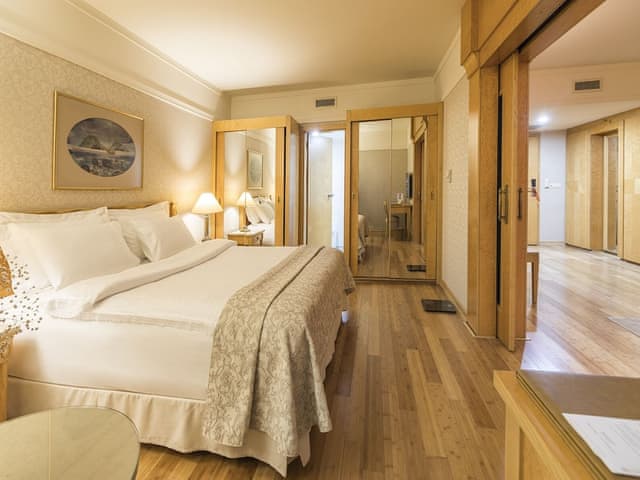 Suite, 1 Queen Bed with Sofa bed (1 Queen Bed )