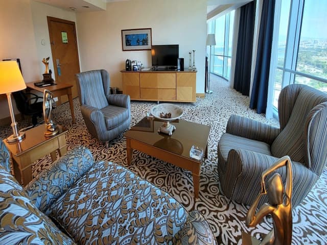 Junior Suite, 1 King Bed, Non Smoking, Mountain View