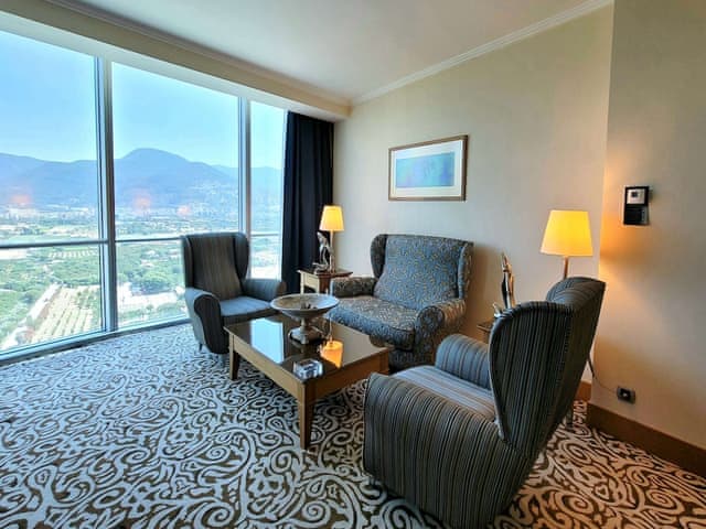 Junior Suite, 1 King Bed, Non Smoking, Mountain View