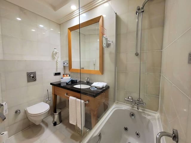 Club Room, 1 King Bed, Non Smoking (Mountain and Nature View)