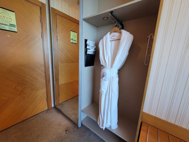 Standard Room, 1 King Bed, Non Smoking, Mountain View