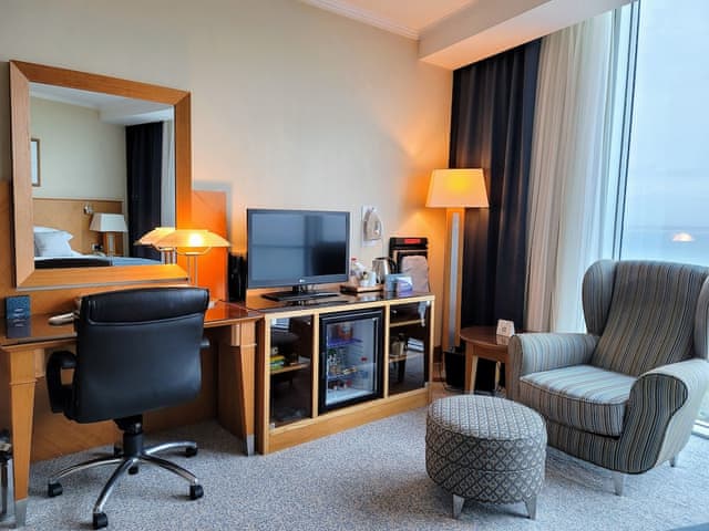 Club Room, 1 King Bed, Non Smoking (Mountain and Nature View)