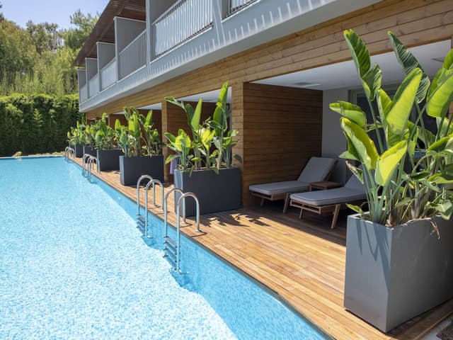 Delüks Oda Havuz Erişimli