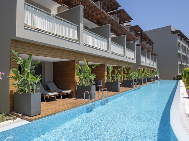 Delüks Oda Havuz Erişimli