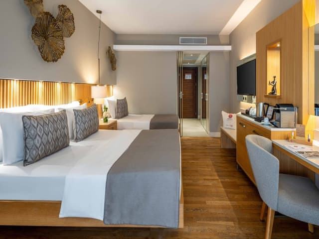 Delüks Oda Havuz Erişimli