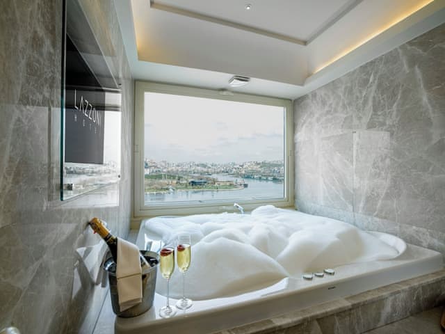 Junior Suite (Lifestyle, with Spa Bath)