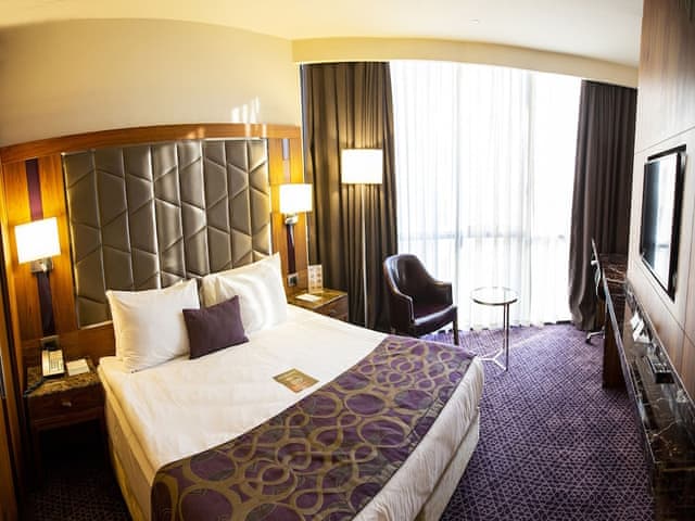 Panoramic Corner Room