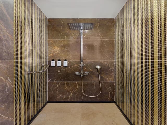 Family Suite Roof Land