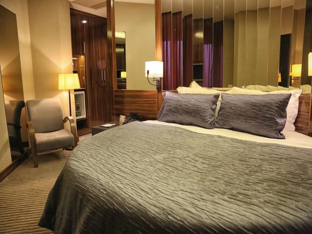 Deluxe Room, 1 Queen Bed, Smoking (Round Bed)