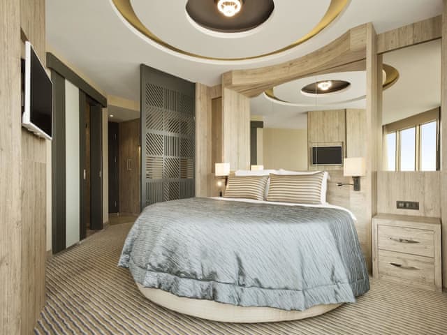 Deluxe Room, 1 Queen Bed, Smoking (Round Bed)