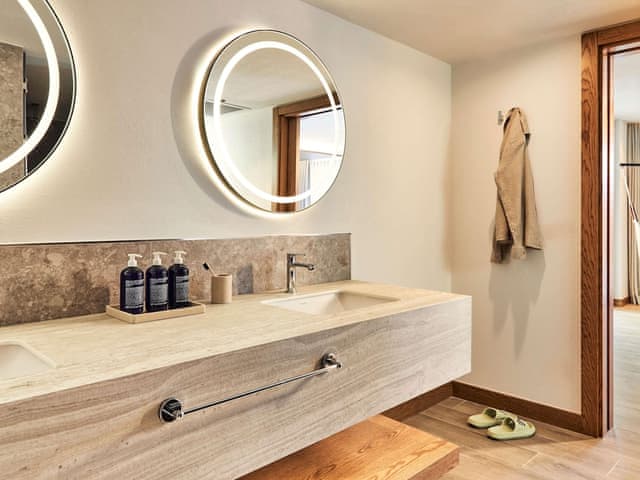 Suite, 1 King Bed, Pool View (Platinum)