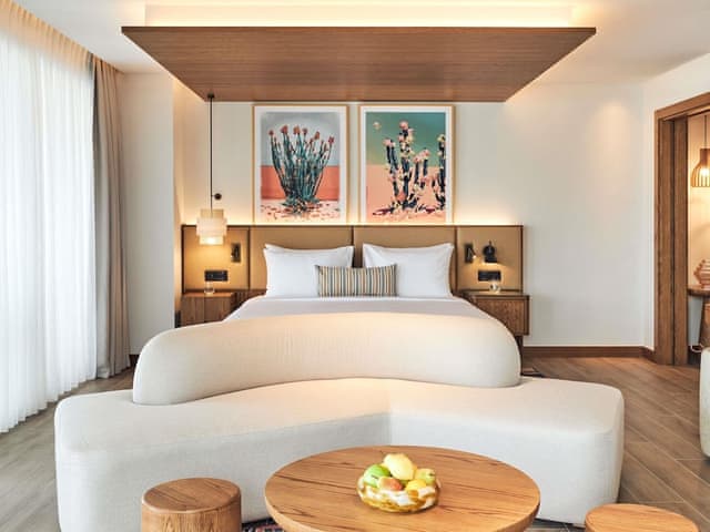 Suite, 1 King Bed, Pool View (Platinum)