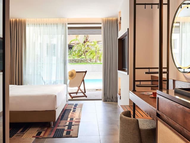 Room, 1 King Bed (Platinum Swim Up with Pool)