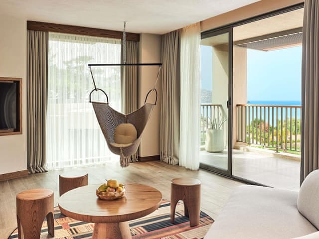 Suite, 1 King Bed, Pool View (Platinum)