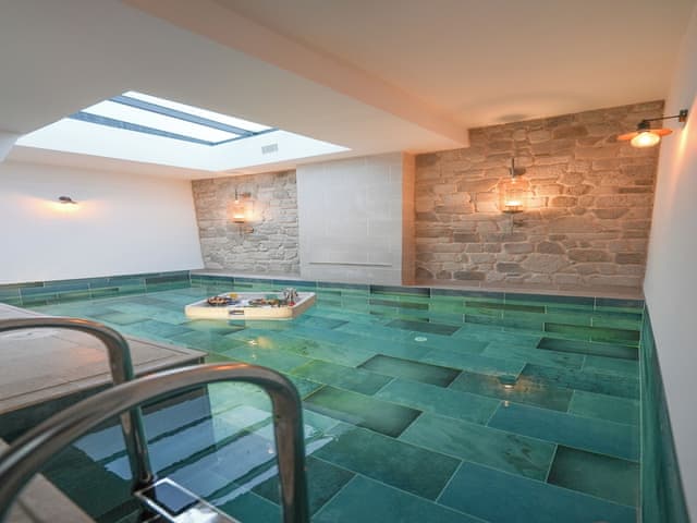 Executive Suite (Relaxing Pool)