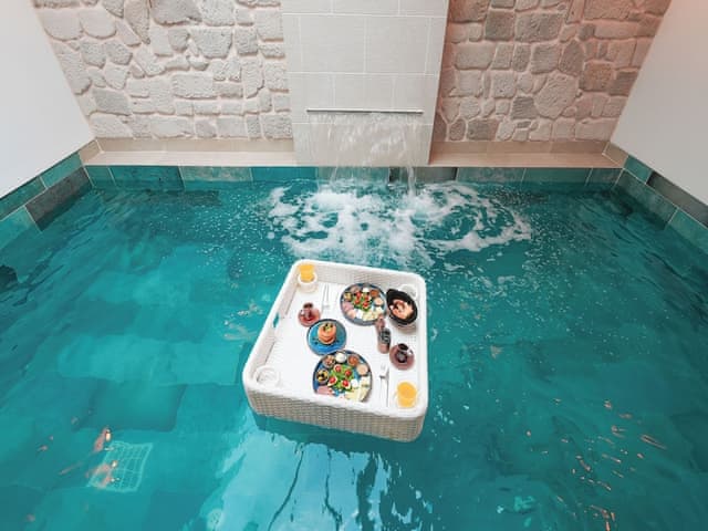 Executive Suite (Relaxing Pool)