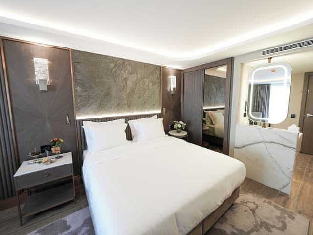 Executive Suite (Relaxing Pool)