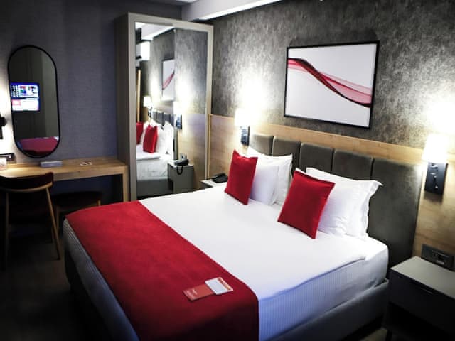 Standard Room, 1 King Bed, Balcony, Pool View (French Bed)