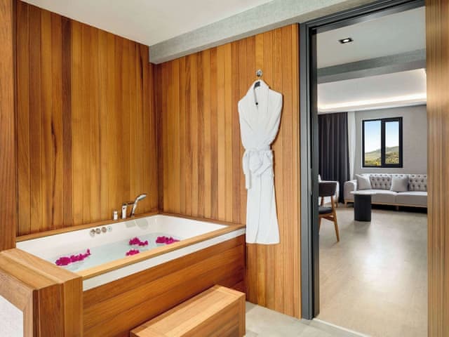 Suite, 1 King Bed, Poolside