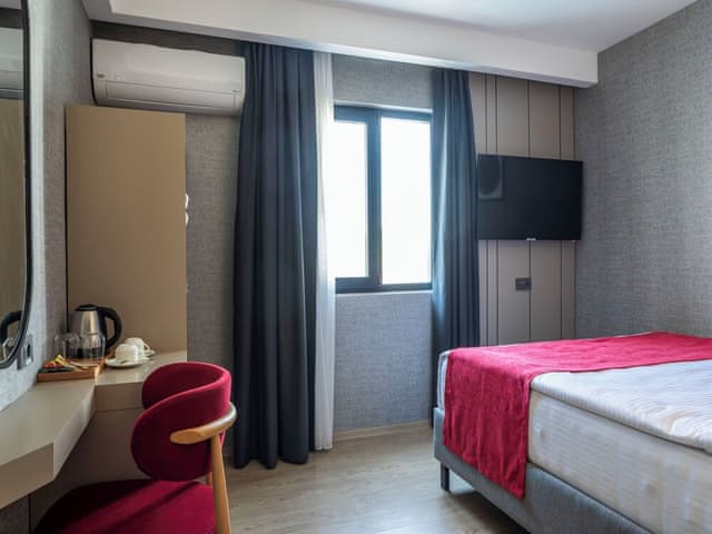 Standard Room, Accessible, Poolside (Mobility, French Bed)