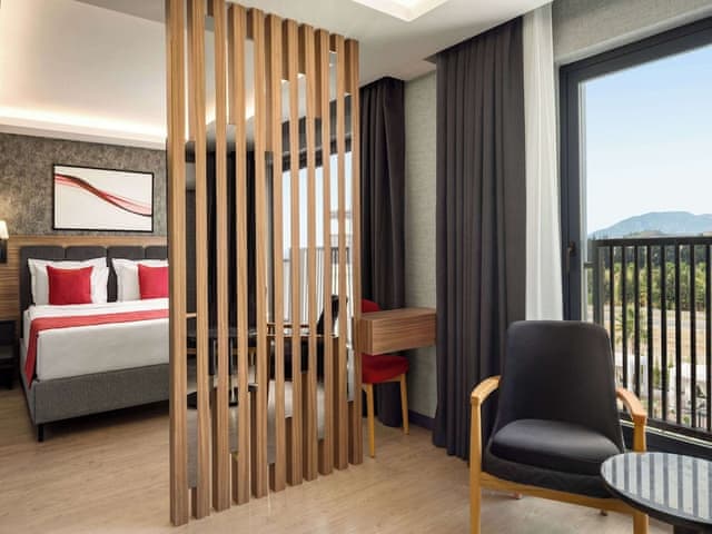 Suite, 1 King Bed, Poolside