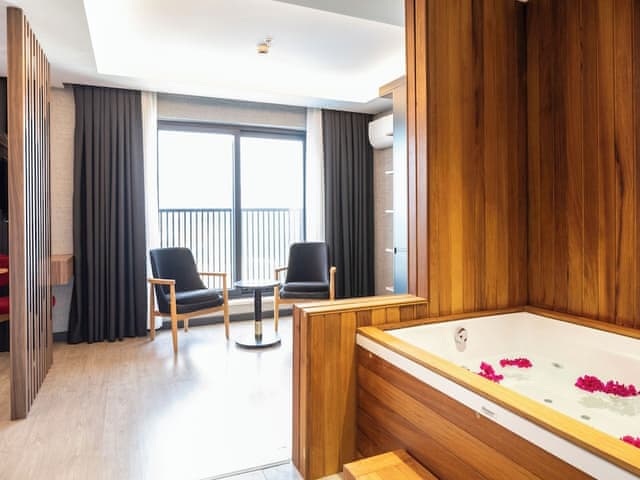 Suite, 1 King Bed, Poolside