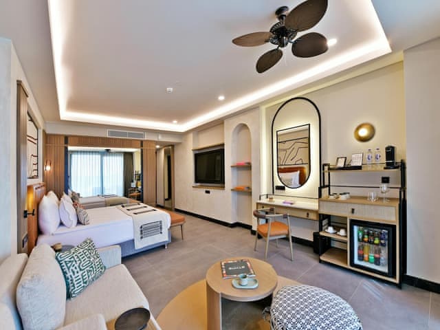 Deluxe swim up forest view