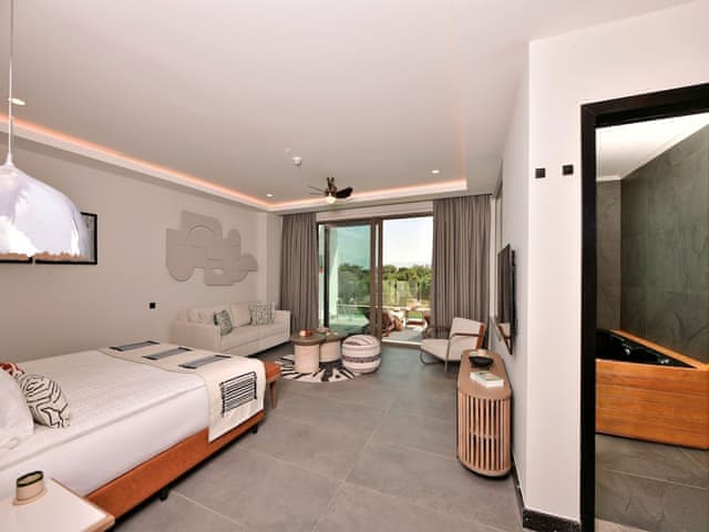 Superior Whirlpool Room Swim Up Forest View