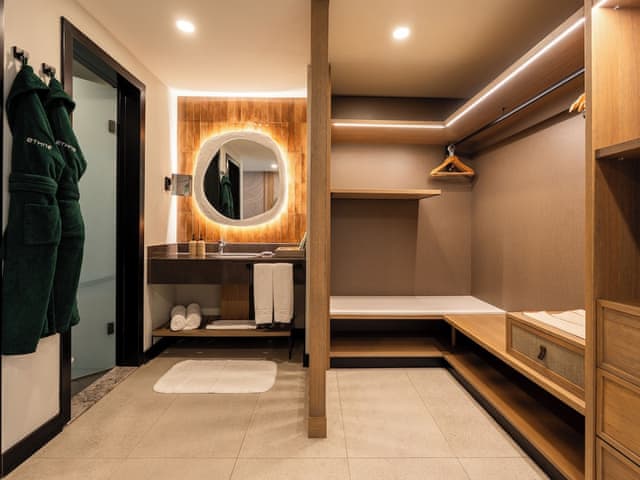 Deluxe swim up forest view