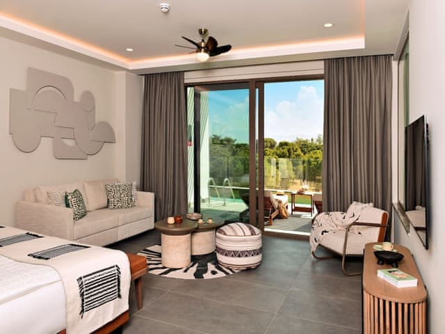 Superior Whirlpool Room Swim Up Forest View