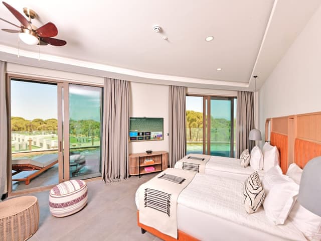 Corner Swimup Suite Forest View