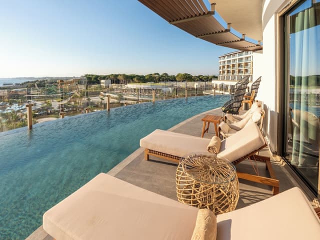 Corner Swim Up Suite Sea View