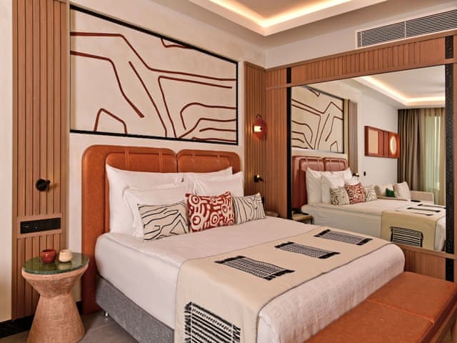 Deluxe swim up sea view