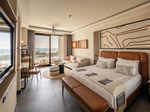 Deluxe swim up sea view