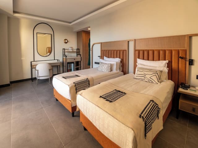 Corner Swim Up Suite Sea View