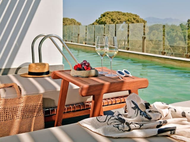 Superior Whirlpool Room Swim Up Forest View