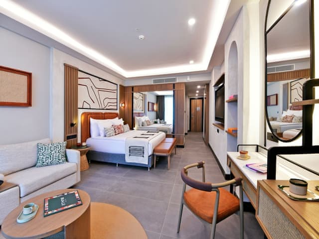 Deluxe swim up forest view