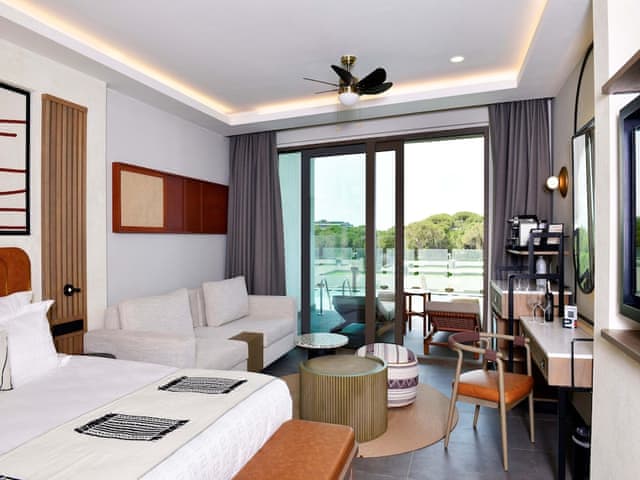 Deluxe swim up forest view