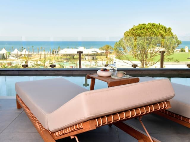 Superior Whirlpool Room Swim Up Sea View