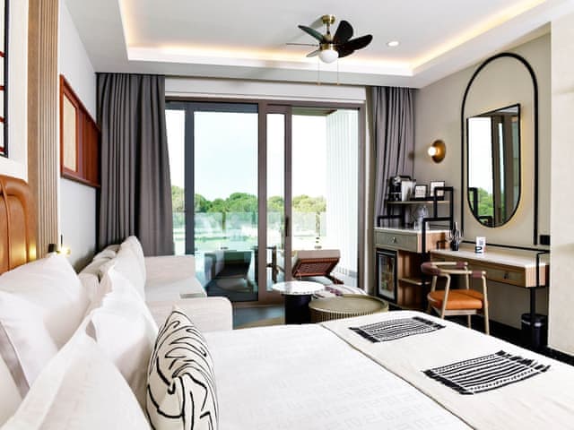 Deluxe swim up forest view