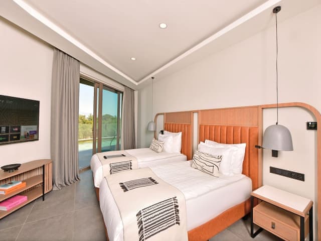 Corner Swimup Suite Forest View